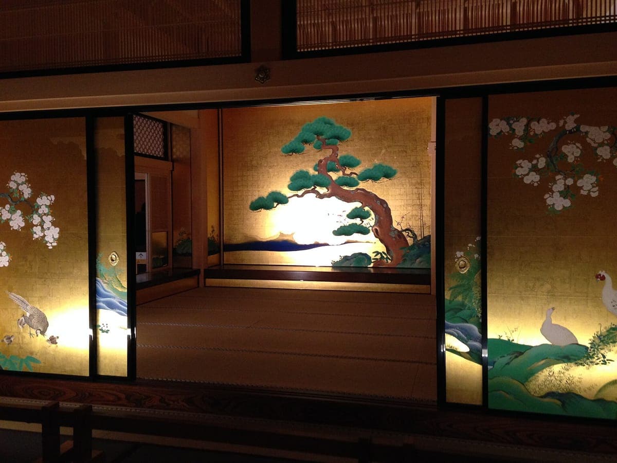 Ein Tatami-Raum im Hommaru-Palast der Burg Nagoya mit Schiebetüren aus Blattgold, bemalt mit einer großen Kiefer, blühenden Zweigen und Vögeln