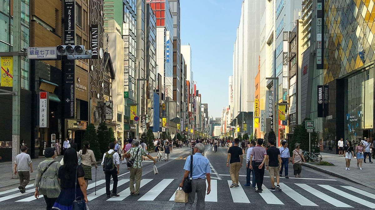Hlavní třída Ginza byla uzavřena pro dopravu a lidé šli přes široký přechod pro chodce mezi vysokými budovami obchodů