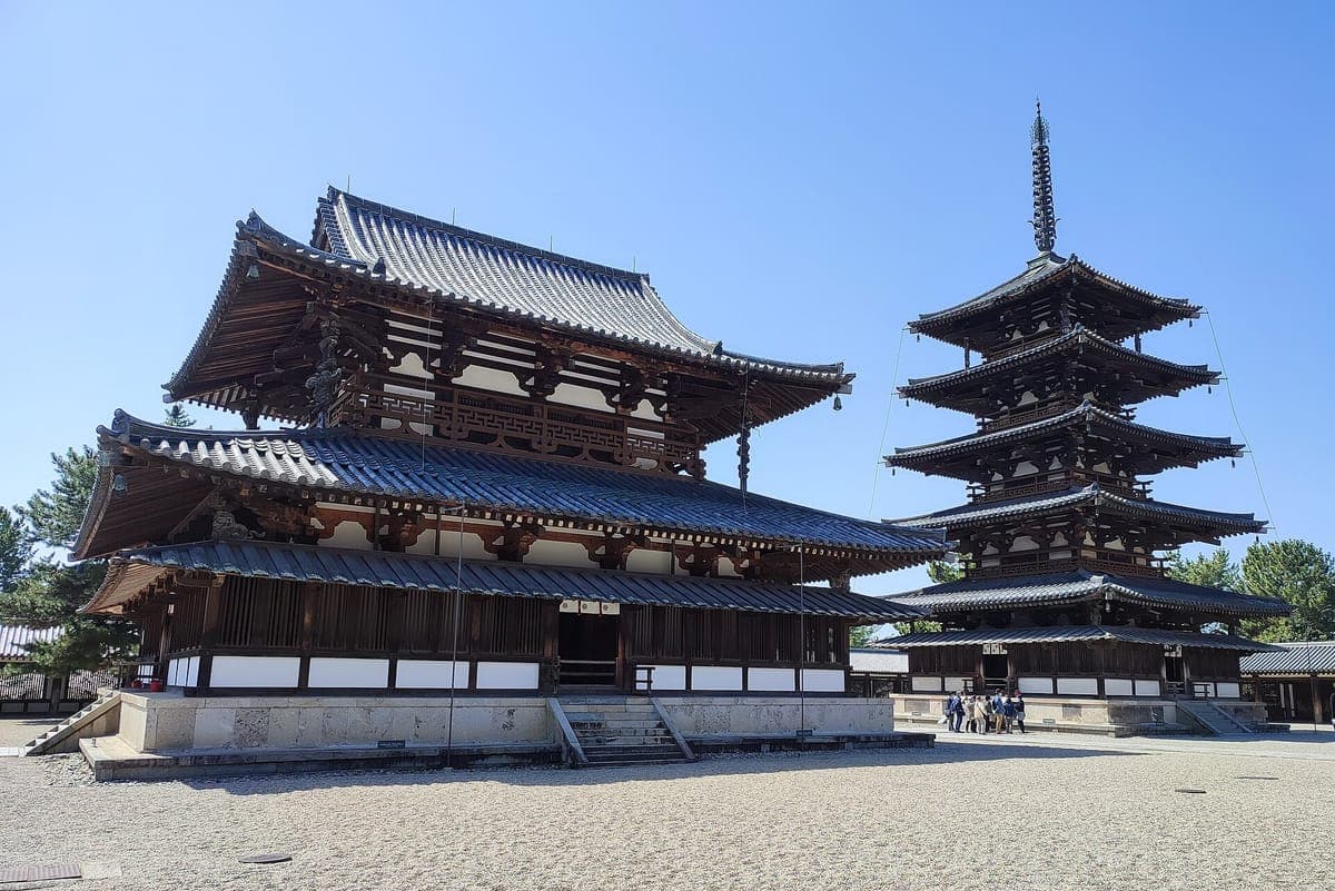 La salle dorée à deux étages Kondō et la pagode à cinq étages de Hōryū-ji côte à côte sur une cour de gravier
