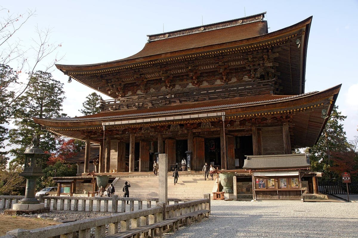 Kinpusen-ji 的巨大深色木制 Zaōdō 主厅有两层屋顶,穿过砾石庭院即可看到