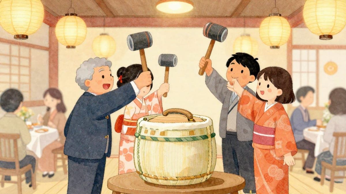 Empat rakan sekerja yang tersenyum dalam sut dan kimono mengangkat palu kayu di atas tong sake besar yang dibalut jerami pada pesta Tahun Baru di bawah tanglung kertas yang hangat.